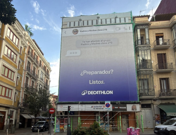 La vuelta al cole empieza cuando llegan los grupos de WhatsApp: Decathlon lo lleva al centro de Madrid